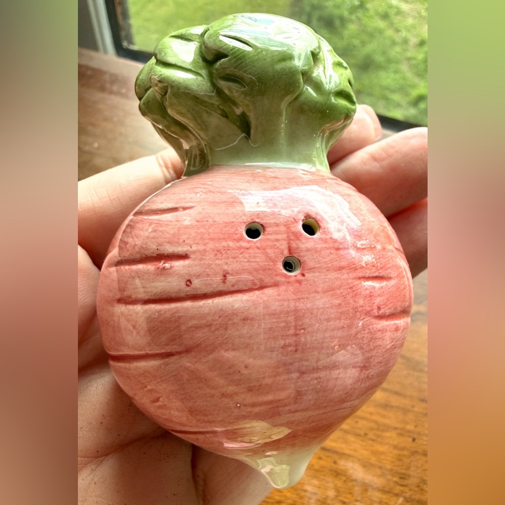 Fitz and Floyd Vintage Ceramic Vegetable (Radish/Turnip) Salt and Pepper Shakers - Picture 4 of 10